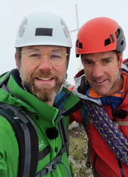 SRF bi de L&uuml;t Wunderland - Mythen-Region SZ Staffel 7, Episode 4 Nik Hartmann und Bergf&uuml;hrer Adrian Schuler auf dem ersten Gipfel der Mythentrilogie, dem Haggenspitz