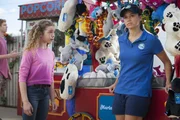 Mimmi (r.) (Allie Bertram) ist genervt von zickigen kleinen Kunden. Sie hat ohnehin Kummer wegen Ondinas Entschluss, nicht mehr zum Schwarm zurückkehren zu wollen. Mimmi (r.) (Allie Bertram) ist genervt von zickigen kleinen Kunden. Sie hat ohnehin Kummer wegen Ondinas Entschluss, nicht mehr zum Schwarm zurückkehren zu wollen.