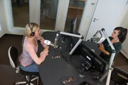 Doro (Julia-Maria Köhler, rechts) befragt Christine (Julia Stinshoff, links) im Radiointerview über Freundschaft -- doch Christines Antwort gefällt ihr gar nicht. Doro (Julia-Maria Köhler, rechts) befragt Christine (Julia Stinshoff, links) im Radiointerview über Freundschaft -- doch Christines Antwort gefällt ihr gar nicht.