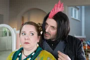 Hexe Elsebö (Mackie Heilmann) hat dem Zauberer Knalldemort (Robert Schupp) einen Streich gespielt und fürchtet nun Rache. Hexe Elsebö (Mackie Heilmann) hat dem Zauberer Knalldemort (Robert Schupp) einen Streich gespielt und fürchtet nun Rache.