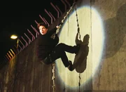 Conny (Kristin Lenhardt) versucht aus dem Gef&auml;ngnis zu fliehen - doch gerade als sie mit dem Seil die Mauer erklimmt, wird sie entdeckt...