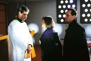 Maximilian (Franz Mey, li.) verweist Jutta (Claudia Loerding) und Gitting (Karl-Heinz von Liebezeit) aus der Kirche. +++ Die Verwendung des sendungsbezogenen Materials ist nur mit dem Hinweis und Verlinkung auf RTL+ gestattet. +++