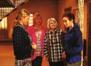 v.li.: Blondie (Victoria Madincea), Ilse (Christiane Reiff) und Mutz (Brigitte Renner) machen Conny (Kristin Lenhardt) Vorw&uuml;rfe wegen Pfarrer Ahrens.