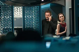 Als immer mehr Details zum Vorschein kommen, steht die Stewardess Nancy (Michelle Dockery, r.) vor der schwersten Entscheidung ihres Lebens: Kann sie Air-Marshall Bill Marks (Liam Neeson, l.) trauen, dem Besitzer des Kontos, auf das die erpressten 150 Millionen US-Dollar gehen sollen und M&ouml;rder des zweiten an Bord befindlichen Air-Marshalls?