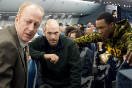 Best&auml;tigt durch die Nachrichten ist f&uuml;r Austin Reilly (Corey Stoll, M.) die Sache klar: Der undurchschaubare Air-Marshall ist ein Entf&uuml;hrer und damit eine Gefahr f&uuml;r alle Passagiere. Gemeinsam mit Charles (Frank Deal, l.) und Travis (Corey Hawkins, r.) macht er sich daran, Bill Marks aus dem Verkehr zu ziehen ...