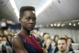 Beh&auml;lt einen k&uuml;hlen Kopf: Flugbegleiterin Gwen (Lupita Nyong'o) ...