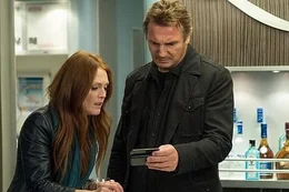Mit der Hilfe von Jen (Julianne Moore, l.), die die anderen Passagiere auf ihre Handynutzung &uuml;berpr&uuml;ft, gelingt es Air Marshall Bill Marks (Liam Neeson, r.), seinen Kollegen als m&ouml;glichen Erpresser zu identifizieren. Doch als Bill das Gespr&auml;ch mit ihm sucht, versucht dieser ihn sofort zu erschie&szlig;en ...