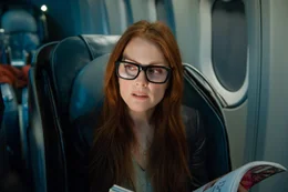 W&auml;hrend die anderen Passagiere nichts ahnen, erkennt die attraktive Jen Summers (Julianne Moore) schon bald, dass etwas im Busch ist. Da bittet sie der Air-Marshall um Hilfe, auch wenn er nicht wei&szlig;, ob er ihr wirklich trauen darf ...