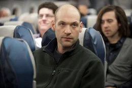 Ein Passagier, der sich auff&auml;llig verh&auml;lt und schon bald versucht, seine Mitreisenden zum Aufstand aufzustacheln: Doch ist Austin (Corey Stoll) wirklich der mysteri&ouml;se Erpresser?