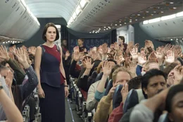 Zuerst stirbt ein Air-Marshall, dann der Pilot und schlie&szlig;lich ein Passagier - und nun muss sich Stewardess Nancy (Michelle Dockery, M.) auch noch mit einer tickenden Bombe und einem sehr r&uuml;den Air-Marshall herum&auml;rgern, der in den Augen der Flugg&auml;ste f&uuml;r all das &Uuml;bel verantwortlich ist ...