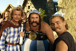 Asterix (Clovis Conrillac, r.) Obelix (G&eacute;rard Depardieu, M.) und Troubadix (Franck Dubosc) reisen nach Griechenland, denn ihr Freund Romantix muss die Olympischen Spiele gewinnen, um Prinzessin Irinas Gemahl werden zu k&ouml;nnen ...