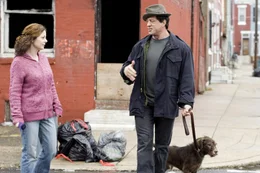 Seit langem trauert Rocky (Sylvester Stallone, r.) um seine Frau Adrian, die an Krebs verstorben ist. Da lernt er die Kellnerin Marie (Geraldine Hughes, l.) kennen ...