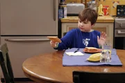 Jake (Angus T. Jones) übt sich im Todestoast werfen ... Jake (Angus T. Jones) übt sich im Todestoast werfen ...
