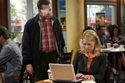 Der nicht ganz alltägliche Haushaltsunfall hat aber auch seine positive Seite: Nach dem Arzttermin treffen die Brüder in einem Kaffeehaus auf Charlies Ex-Freundin Sherri (Jeri Ryan, r.), mit der sich Alan (Jon Cryer, l.) ganz gerne verabreden würde ... Der nicht ganz alltägliche Haushaltsunfall hat aber auch seine positive Seite: Nach dem Arzttermin treffen die Brüder in einem Kaffeehaus auf Charlies Ex-Freundin Sherri (Jeri Ryan, r.), mit der sich Alan (Jon Cryer, l.) ganz gerne verabreden würde ...