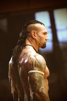 Der legend&auml;re H&uuml;ne Tong Po (Dave Bautista) ist als Thaiboxer ungeschlagen und schreckt auch nicht vor dem Mord an seinem Gegner zur&uuml;ck ...