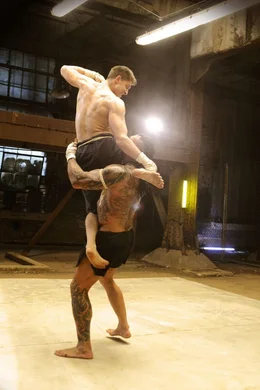 Um gegen den M&ouml;rder seines Bruders, Tong Po (Dave Bautista, unten), im Kampf eine Chance zu haben, geht Kurt (Alain Moussi, oben) &uuml;ber seine Grenzen hinaus ...