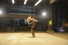 Kurt (Alain Moussi, l.) sinnt auf Vergeltung, nachdem der Thaiboxer Tong Po (Dave Bautista, r.) seinem Bruder im einem Kampf kaltbl&uuml;tig das Genick gebrochen hat. Doch ist es wirklich eine gute Idee von dem jungen Mann, sich dem ungeschlagenen, skrupellosen K&auml;mpfer zu stellen?