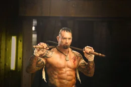 Thaiboxer Tong Po (Dave Bautista) gilt als unschlagbare Legende, doch nachdem er bei einem Kampf seinen Gegner ermordet hat, sinnt dessen Bruder auf Rache ...