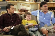 Jake (Angus T. Jones, M.) kann die ständigen Streitereien von Charlie (Charlie Sheen, r.) und Alan (Jon Cryer, l.) nicht mehr ertragen ... Jake (Angus T. Jones, M.) kann die ständigen Streitereien von Charlie (Charlie Sheen, r.) und Alan (Jon Cryer, l.) nicht mehr ertragen ...
