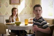 Missy Cooper (Raegan Revord, l.); Sheldon (Iain Armitage, r.)