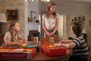 (v.l.n.r.) Missy Cooper (Raegan Revord), Mary Cooper (Zoe Perry), Sheldon (Iain Armitage)