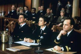 (v.l.n.r.) Lt. Daniel Kaffee (Tom Cruise); Lt. JoAnne Galloway (Demi Moore); Lt. Sam Weinberg (Kevin Pollak)