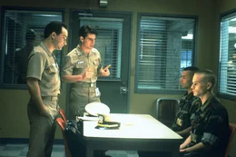 (v.l.n.r.) Lt. Sam Weinberg (Kevin Pollak); Lt. Daniel Kaffee (Tom Cruise); LCpl. Harold W. Dawson (Wolfgang Bodison); Pfc. Louden Downey (James Marshall)