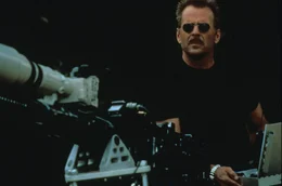 In Kanada besorgt sich der Schakal (Bruce Willis) eine ferngesteuerte, gro&szlig;kalibrige Waffe, mit der er seine Zielperson aus sicherer Entfernung t&ouml;ten kann. Zun&auml;chst muss er sie aber erst in einem blutigen Test ausprobieren ...
