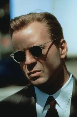 Der geheimnisvolle Schakal (Bruce Willis) ist ein Meister der Verkleidung. Wie ein Cham&auml;leon passt er sich seiner Umgebung perfekt an, um nicht aufzufallen. In immer neuem Gesicht f&uuml;hrt er seinen t&ouml;dlichen Auftrag perfekt getarnt aus ...
