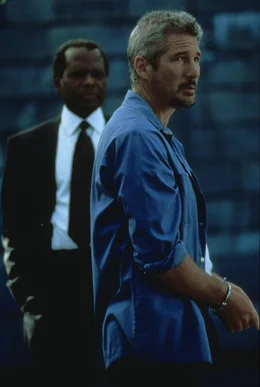 Einzig der ehemalige Scharfsch&uuml;tze und IRA-Terrorist Declan Mulqueen (Richard Gere, r.) kennt das Gesicht des Schakals. Doch warum sollte der zweimal lebensl&auml;nglich Verurteilte dem FBI-Agenten Carter Preston (Sidney Poitier, l.) bei seiner Suche nach dem Top-Assassine helfen?