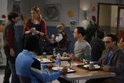 Nach und nach übernimmt Ramona (Riki Lindhome, 3.v.l.) die Führung über Sheldons (Jim Parsons, 2.v.r.) Leben. Sie bestimmt, mit wem er sich trifft und was er unternimmt - nur beim wissenschaftlichen Arbeiten ist er frei. Leonard (Johnny Galecki, r.), Wolowitz (Simon Helberg, l.) und Raj (Kunal Nayyar, 2.v.l.) sind entsetzt ... Nach und nach übernimmt Ramona (Riki Lindhome, 3.v.l.) die Führung über Sheldons (Jim Parsons, 2.v.r.) Leben. Sie bestimmt, mit wem er sich trifft und was er unternimmt - nur beim wissenschaftlichen Arbeiten ist er frei. Leonard (Johnny Galecki, r.), Wolowitz (Simon Helberg, l.) und Raj (Kunal Nayyar, 2.v.l.) sind entsetzt ...