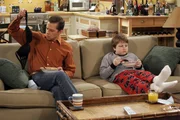 Jake (Angus T. Jones, r.) und Alan (Jon Cryer, l.) wollen einen gemütlichen Abend verbringen, doch da kommt einiges dazwischen ... Jake (Angus T. Jones, r.) und Alan (Jon Cryer, l.) wollen einen gemütlichen Abend verbringen, doch da kommt einiges dazwischen ...