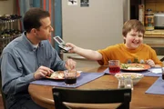 Jake (Angus T. Jones, r.) findet, dass sein Gameboy seltsam riecht, doch sein Vater Alan (Jon Cryer, l.) kann das nicht verstehen ... Jake (Angus T. Jones, r.) findet, dass sein Gameboy seltsam riecht, doch sein Vater Alan (Jon Cryer, l.) kann das nicht verstehen ...