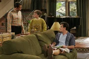 Jake (Angus T. Jones, M.) muss sich für sein Verhalten vor seinem Vater (Jon Cryer, l.) und seinem Onkel Charlie (Charlie Sheen, r.) rechtfertigen ... Jake (Angus T. Jones, M.) muss sich für sein Verhalten vor seinem Vater (Jon Cryer, l.) und seinem Onkel Charlie (Charlie Sheen, r.) rechtfertigen ...
