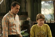 Nachdem Jake (Angus T. Jones, r.) vom Unterricht suspendiert wurde, bekommt er Ärger mit seinem Vater Alan (Jon Cryer, l.) ... Nachdem Jake (Angus T. Jones, r.) vom Unterricht suspendiert wurde, bekommt er Ärger mit seinem Vater Alan (Jon Cryer, l.) ...