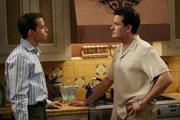 Als Charlie (Charlie Sheen, r.) erfährt, dass sich Alan (Jon Cryer, l.) wieder mit Judith trifft, versucht er ihn davon abzubringen ... Als Charlie (Charlie Sheen, r.) erfährt, dass sich Alan (Jon Cryer, l.) wieder mit Judith trifft, versucht er ihn davon abzubringen ...
