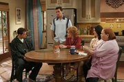Können nicht fassen, dass sich Alane (Jon Cryer, l.) heimlich wieder mit Judith trifft: Charlie (Charlie Sheen, 2.v.l.), Evelyn (Holland Taylor, M.), Rose (Melanie Lynskey, 2.v.r.) und Berta (Conchata Ferrell, r.) ... Können nicht fassen, dass sich Alane (Jon Cryer, l.) heimlich wieder mit Judith trifft: Charlie (Charlie Sheen, 2.v.l.), Evelyn (Holland Taylor, M.), Rose (Melanie Lynskey, 2.v.r.) und Berta (Conchata Ferrell, r.) ...