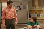 Ahnen nicht, dass es Berta auf Alans Zimmer abgesehen hat: Jake (Angus T. Jones, r.) und Alan (Jon Cryer, l.) ... Ahnen nicht, dass es Berta auf Alans Zimmer abgesehen hat: Jake (Angus T. Jones, r.) und Alan (Jon Cryer, l.) ...