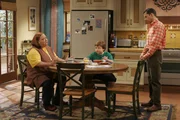 Berta (Conchata Ferrell, l.) hat es auf Alans (Jon Cryer, r.) Zimmer mit Meerblick abgesehen und stachelt deshalb die Brüder immer weiter an ... Berta (Conchata Ferrell, l.) hat es auf Alans (Jon Cryer, r.) Zimmer mit Meerblick abgesehen und stachelt deshalb die Brüder immer weiter an ...