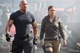 Hobbs (Dwayne Johnson, l.) und Riley (Gina Carano, r.) arbeiten zusammen an der Verhaftung eines Ex-Soldaten - oder?