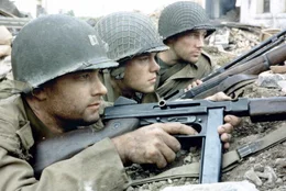 Captain Millers (Tom Hanks, l.) und Sergeant Horvaths (Tom Sizemore, r.) Auftrag ist es, den Soldaten James Ryan (Matt Damon, M.) nicht nur mitten in Feindesland zu finden, sondern ihn auch gesund nach Amerika zur&uuml;ckzubringen, weil dieser der einzige von vier Br&uuml;dern ist, der noch nicht gefallen ist. Ein &uuml;beraus gef&auml;hrliches Unternehmen ...