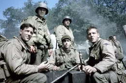 Immer h&auml;ufiger stellen sich Reiben (Edward Burns, l.), der Sanit&auml;ter Wade (Giovanni Ribisi, 2.v.l.), Sergeant Horvath (Tom Sizemore, 2.v.r.), Mellish (Adam Goldberg, vorne) und Jackson (Barry Pepper, r.) die Frage, ob die Rettung eines einzigen Lebens diese gefahrvolle Mission rechtfertigt ...