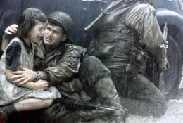 In ihrer Verzweiflung bitten die franz&ouml;sischen Dorfbewohner, Corporal Upham (Jeremy Davies), das kleine M&auml;dchen vor den angreifenden deutschen Truppen zu retten ...