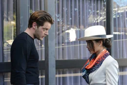 Mason Pollard (Dominic Sherwood, l.); Rina Kimura (Jacky Lai, r.)