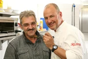 Frank Rosin (r.) will Axel (l.) und dessen Bistro "Papala Pub" helfen und ihm endlich die Gäste verschaffen, die er dringend braucht ... Frank Rosin (r.) will Axel (l.) und dessen Bistro "Papala Pub" helfen und ihm endlich die Gäste verschaffen, die er dringend braucht ...
