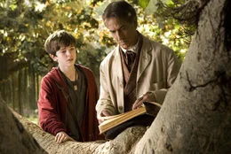 Mit Hilfe eines Greifs gelingt es Jared (Freddie Highmore, l.) in die Welt der Elfen zu fliegen, wo er seinen Gro&szlig;onkel Arthur Spiderwick (David Strathairn, r.) pers&ouml;nlich kennenlernt.