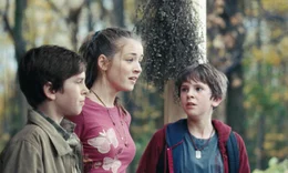 Kann Jared (Freddie Highmore, r.) seine Geschwister Simon (Freddie Highmore, l.) und Mallory (Sarah Bolger, M.) endlich von der Existenz der Kobolde &uuml;berzeugen?