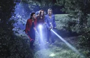 Damit ihre Tat nicht auffliegt, müssen Gabrielle, Bree und Lynette noch einmal los in den Wald ... Damit ihre Tat nicht auffliegt, müssen Gabrielle, Bree und Lynette noch einmal los in den Wald ...