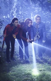 Gabrielle (Eva Longoria, l.), Bree (Marcia Cross, M.) und Lynette (Felicity Huffman, r.) müssen noch einmal mit Schaufeln in den Wald. Doch sie sind nicht allein ... Gabrielle (Eva Longoria, l.), Bree (Marcia Cross, M.) und Lynette (Felicity Huffman, r.) müssen noch einmal mit Schaufeln in den Wald. Doch sie sind nicht allein ...