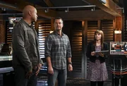Geben alles, um einen neuen Fall zu lösen: Nell (Felice Smith, r.), Callen (Chris O'Donnell, M.) und Sam (LL Cool J, l.) ... Geben alles, um einen neuen Fall zu lösen: Nell (Felice Smith, r.), Callen (Chris O'Donnell, M.) und Sam (LL Cool J, l.) ...